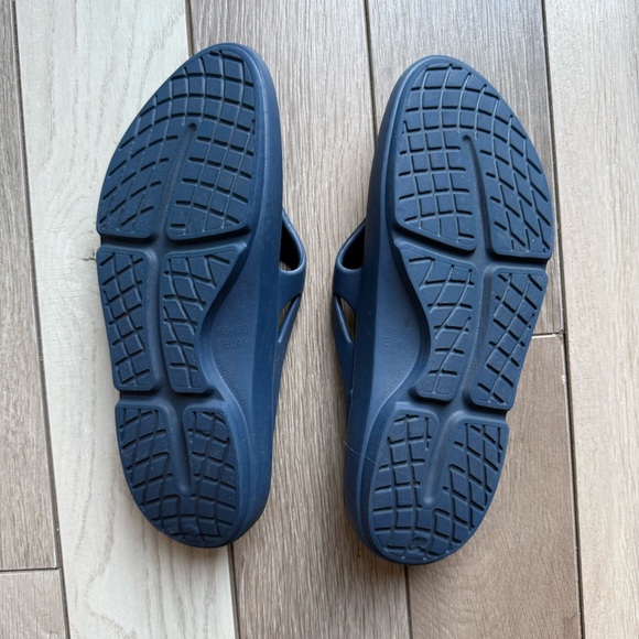 AEROSOLES Dark Blue Flip-Flops - Picture 4 of 5